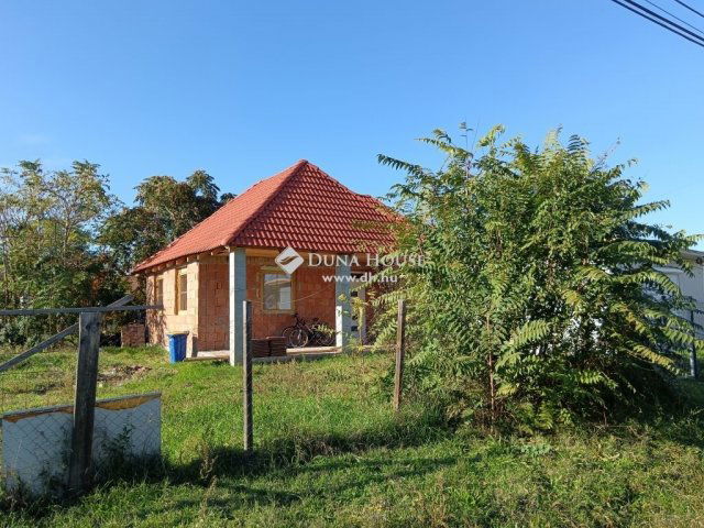 Eladó családi ház, Törtelen 30.9 M Ft, 2 szobás