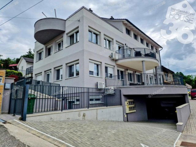 Eladó családi ház, Balatonbogláron 840 M Ft, 17 szobás