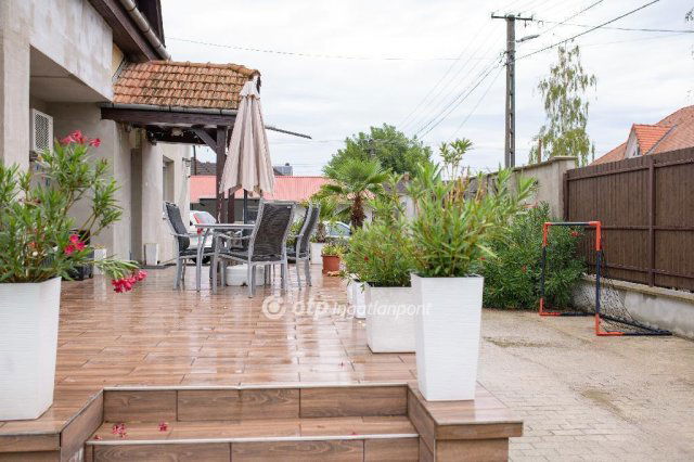Eladó családi ház, Cegléden 86.9 M Ft, 4+1 szobás
