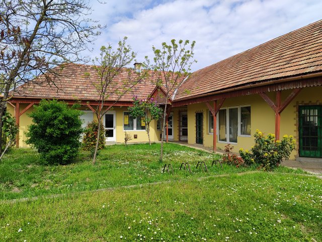 Eladó üzlethelyiség, Decsen 33 M Ft, 4 szobás