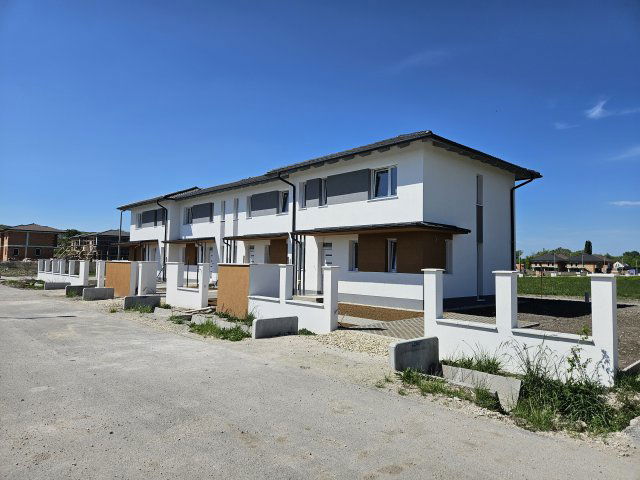 Eladó sorház, Balatonföldváron, Kőröshegyi úton 89.9 M Ft