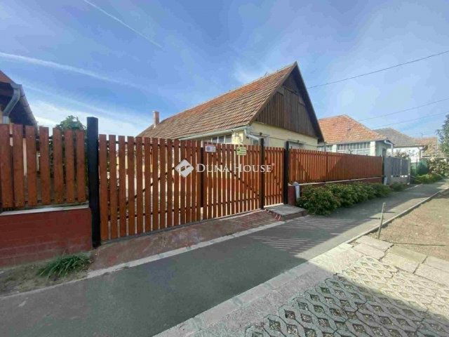 Eladó családi ház, Zsámbokon 35 M Ft, 2 szobás