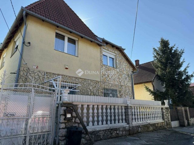 Eladó családi ház, Pécsett, Piroska utcában 135 M Ft, 7 szobás