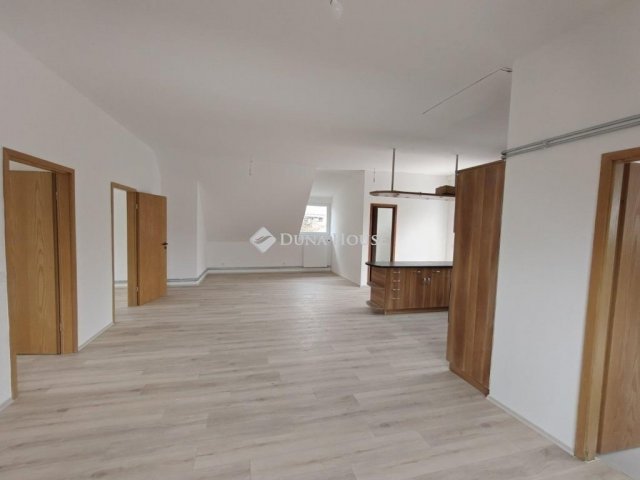 Eladó téglalakás, Budapesten, XV. kerületben 95 M Ft, 4 szobás