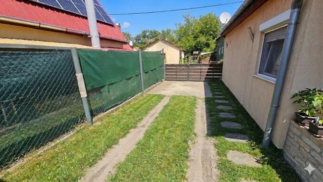 Eladó családi ház, Dunakeszin 43 M Ft, 1 szobás