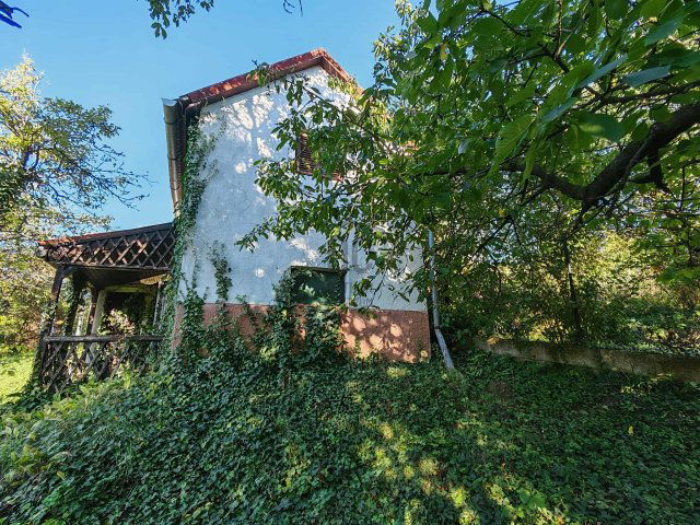 Eladó családi ház, Ajkán 8.8 M Ft, 2 szobás