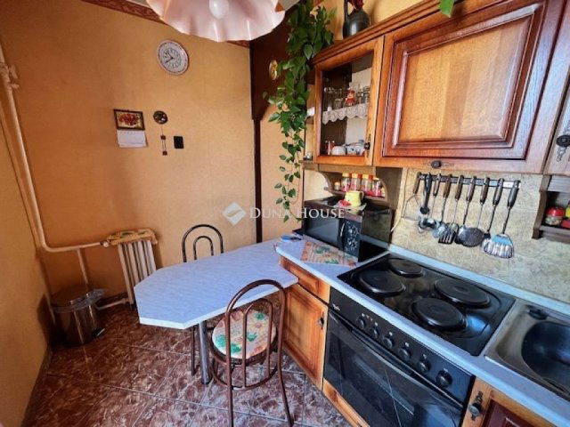 Eladó panellakás, Pécsett 49.9 M Ft, 3 szobás