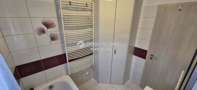 Eladó családi ház, Mohácson 100 M Ft, 5 szobás