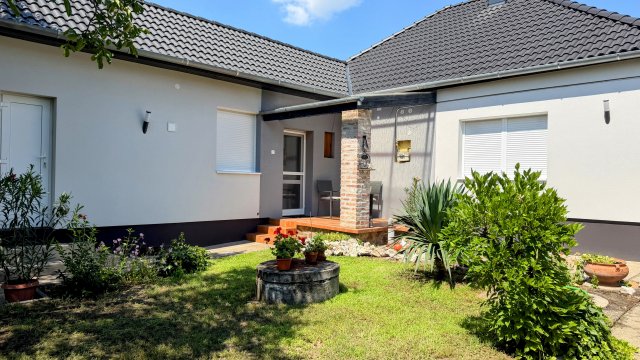 Eladó családi ház, Baján 74 M Ft, 3 szobás