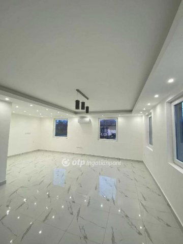 Eladó családi ház, Újszászon 23.5 M Ft, 1+2 szobás