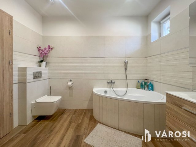 Eladó családi ház, Békéscsabán 125.5 M Ft, 4 szobás