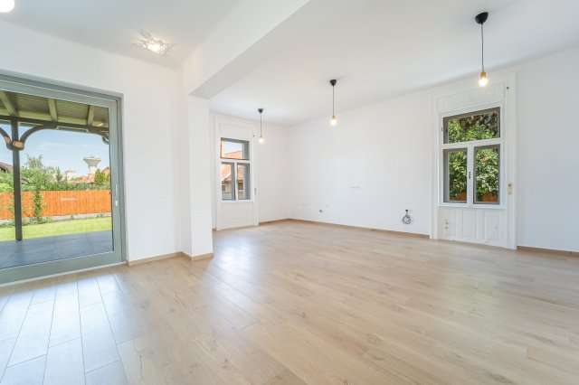 Eladó családi ház, Cegléden 159 M Ft, 5 szobás