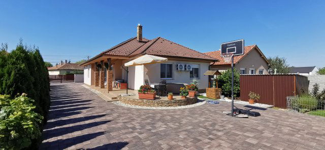 Eladó családi ház, Nyúlon 129.9 M Ft, 4 szobás