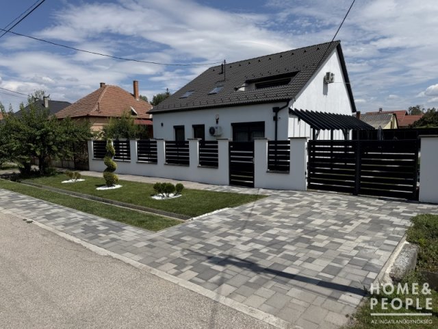 Eladó családi ház, Szegeden 220 M Ft, 5+2 szobás