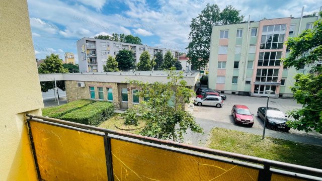 Eladó téglalakás, Komáromban 37.5 M Ft, 2 szobás