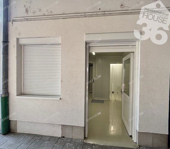 Eladó üzlethelyiség, Kiskunfélegyházán 15.9 M Ft, 1 szobás