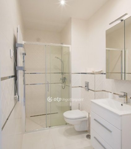 Eladó téglalakás, Balatonkenesén 60 M Ft, 2 szobás