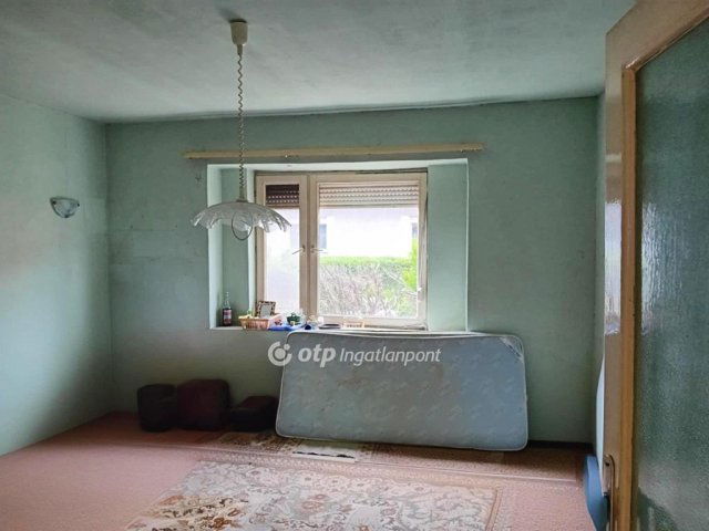 Eladó családi ház, Lőrinciben 19.99 M Ft, 2 szobás