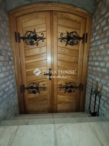 Eladó családi ház, Kesztölcön 118.9 M Ft, 6 szobás