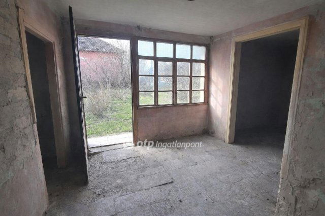 Eladó családi ház, Törtelen 7.5 M Ft, 1+2 szobás