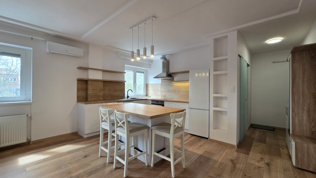 Eladó téglalakás, Dunaújvárosban, Szórád Márton úton