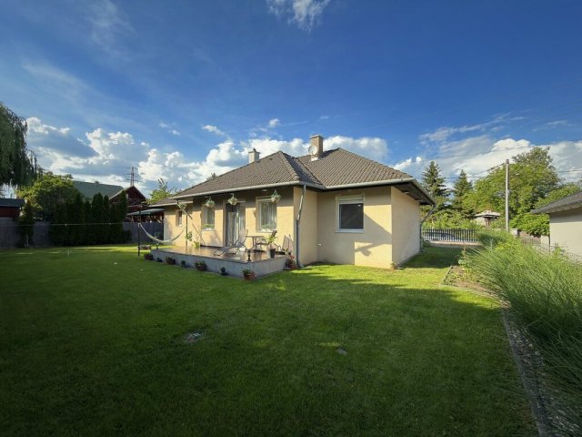 Eladó családi ház, Szadán 119 M Ft, 3 szobás