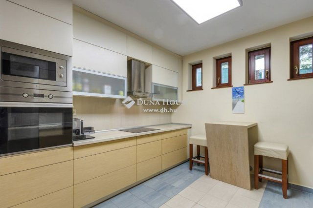 Eladó családi ház, Leányfaluban 312.42 M Ft, 8 szobás