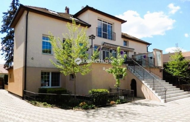 Eladó családi ház, Vecsésen 395 M Ft, 8 szobás