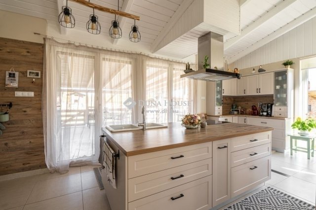 Eladó családi ház, Kecskeméten 185 M Ft, 7 szobás