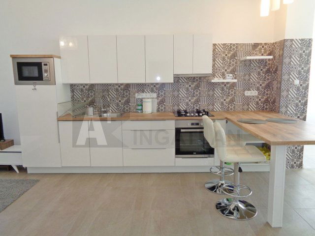 Kiadó téglalakás, albérlet, Szegeden 300 E Ft / hó, 3 szobás