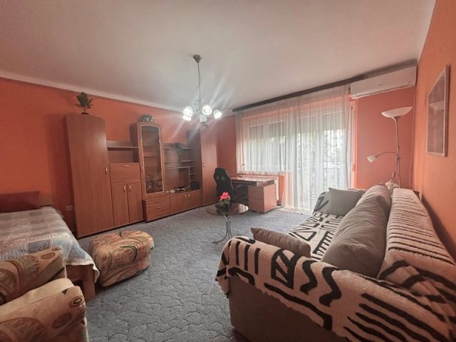 Kiadó téglalakás, albérlet, Pécsett, Athinay utcában, 1 szobás