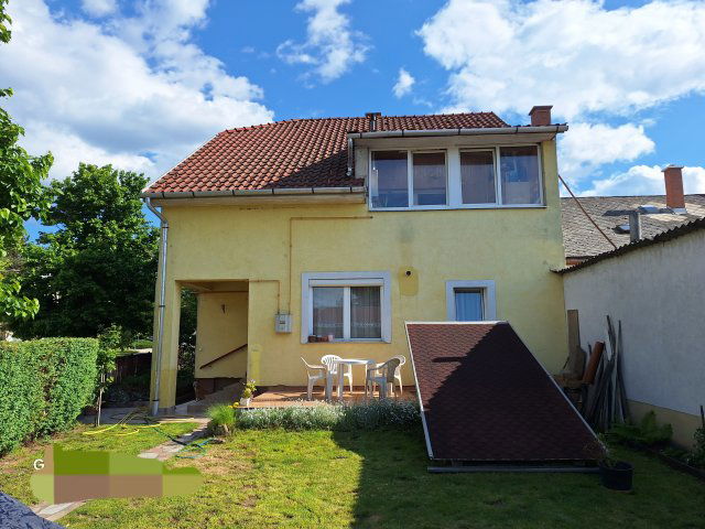 Eladó családi ház, Esztergomban 136 M Ft, 6 szobás