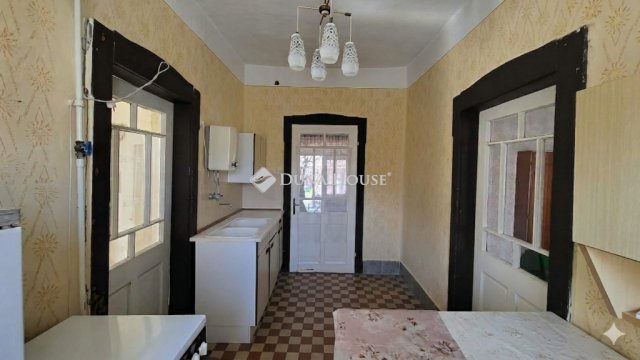 Eladó családi ház, Kunszálláson 28 M Ft, 2 szobás