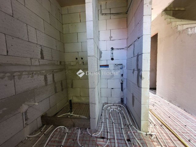 Eladó téglalakás, Szigetszentmártonban 69.9 M Ft, 5 szobás