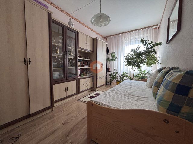 Eladó panellakás, Pécsett 48 M Ft, 2+1 szobás