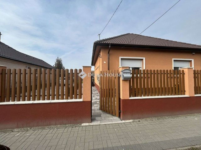 Eladó családi ház, Vecsésen 120 M Ft, 3 szobás