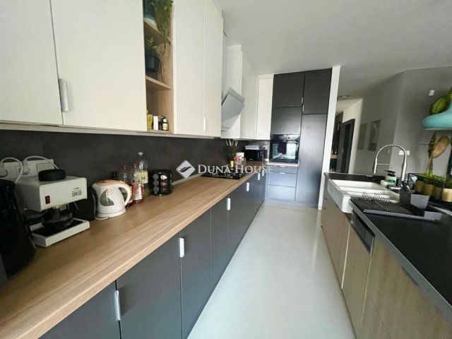 Eladó családi ház, Székesfehérvárott 209 M Ft, 5 szobás