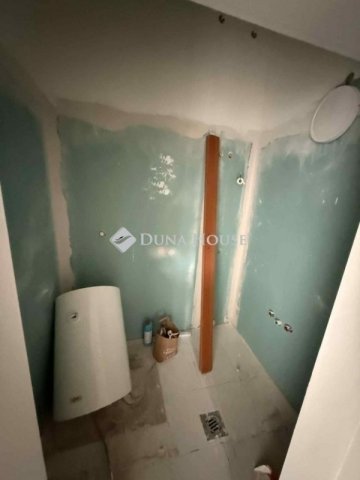 Eladó téglalakás, Budapesten, VI. kerületben 47.9 M Ft, 1 szobás