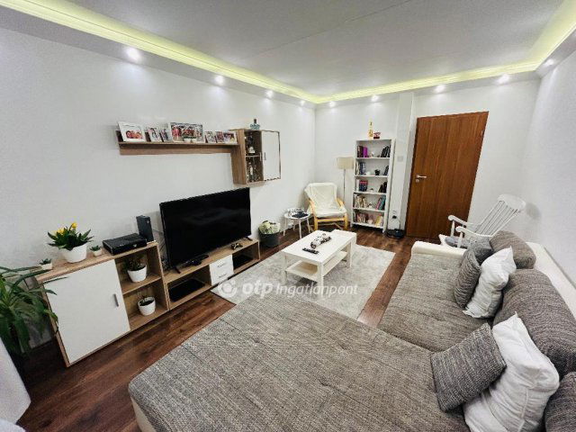 Eladó panellakás, Debrecenben 74.9 M Ft, 3 szobás