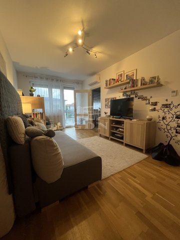 Eladó téglalakás, Veszprémben 42.4 M Ft, 1 szobás