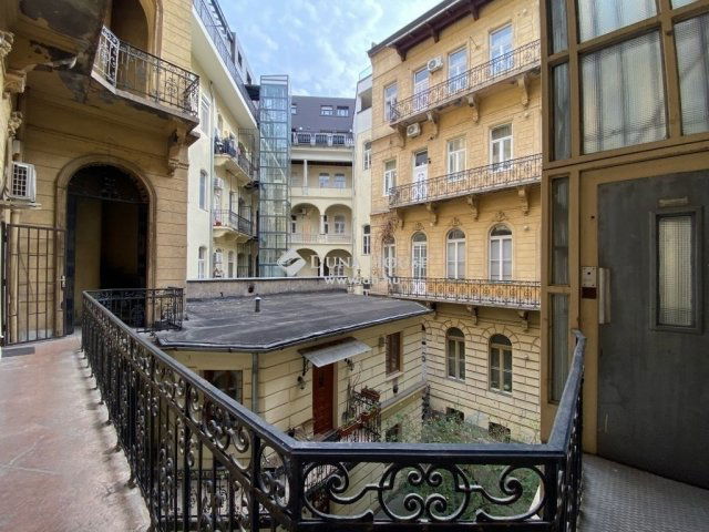 Eladó téglalakás, Budapesten, VI. kerületben 85.9 M Ft, 2 szobás