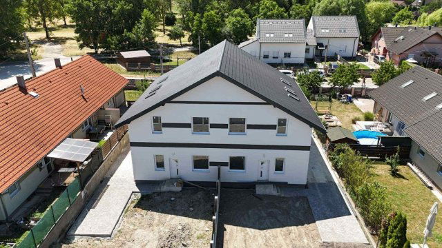 Eladó ikerház, Szigetszentmártonban 65.9 M Ft, 4 szobás