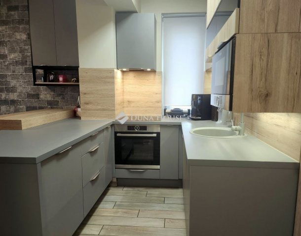Eladó téglalakás, Pécsett 69.9 M Ft, 3 szobás