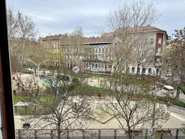 Eladó téglalakás, Budapesten, VII. kerületben, Almássy téren