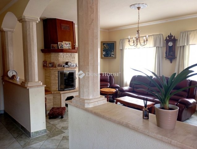 Eladó családi ház, Bajóton 120 M Ft, 5 szobás