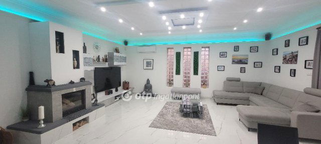 Eladó családi ház, Dunaharasztin 199.99 M Ft, 7 szobás