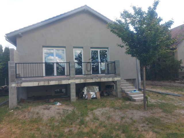 Eladó családi ház, Szigetmonostorban 109.9 M Ft, 7 szobás
