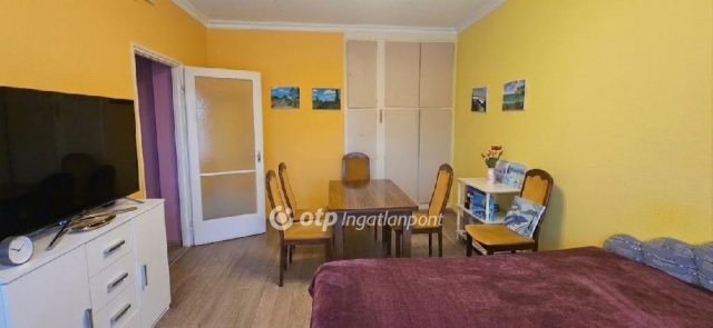 Eladó panellakás, Nagykőrösön 35 M Ft, 1+2 szobás
