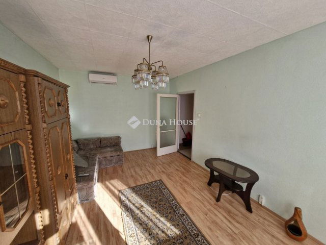 Eladó panellakás, Komáromban, Kelemen László utcában 48 M Ft