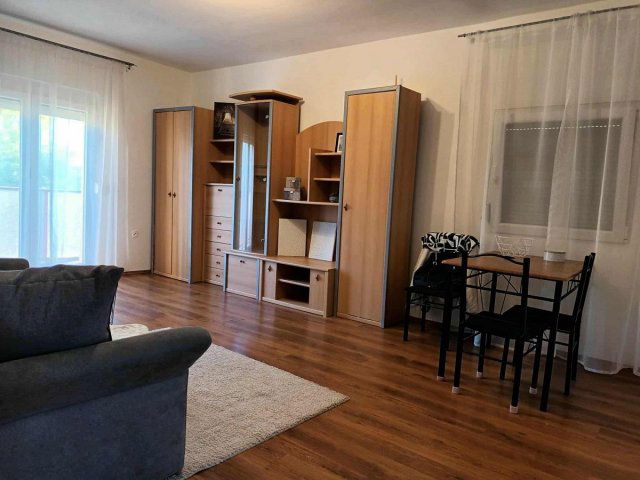 Kiadó panellakás, albérlet, Pécsett 140 E Ft / hó, 2 szobás